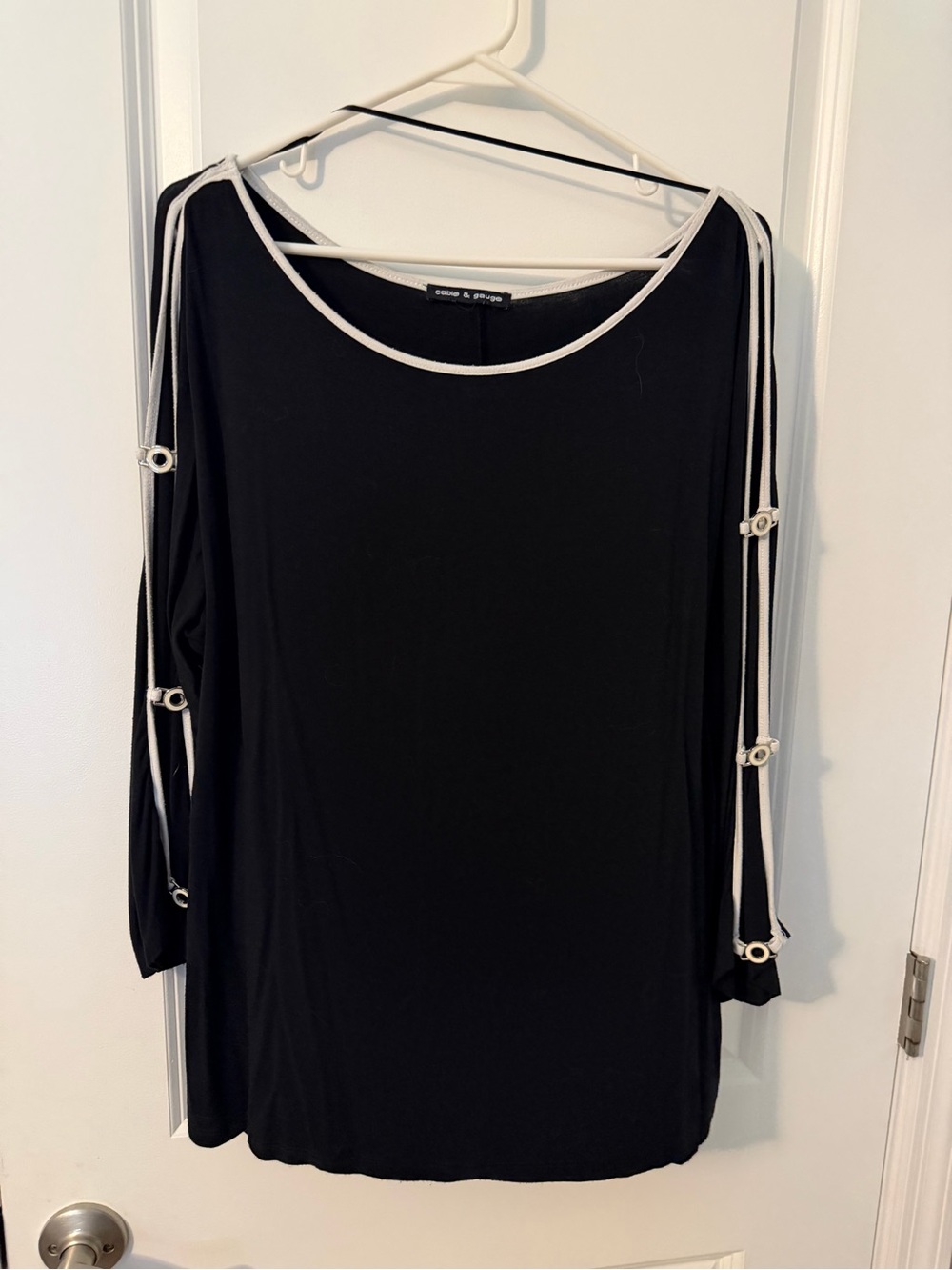 Cable & Gauge Black Top with White Trim and Ring Details. SZ XL